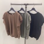 ブラウン、カーキ、ブラックの3色展開の、肩を少しだけ覆う短めの袖が特徴のカットソー。