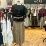 「ベージュ系ストライプ柄ワイドパンツに黒トップスを合わせたコーディネート