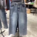 斜め切替デザインが入ったワイドシルエットのブルーデニムパンツ