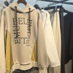 ロゴデザインとイエロー切替がアクセントのパーカー