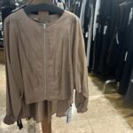 ベージュのシアーブルゾン。軽やかな透け感のある秋におすすめの羽織り