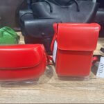 赤と黒のミニバッグ、コンパクトで持ち歩きしやすいサイズ