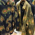 存在感のあるプリント柄の長袖シャツ