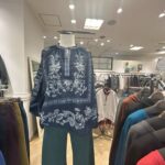 ネイビー地に白い花柄プリントの丸襟ギャザーブラウス