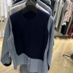 ニットとシャツを組み合わせた重ね着風トップス。ネイビー、グレー、モカの3色が並ぶ秋の新作アイテム