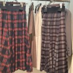 赤とグレーのモールチェックマキシスカート。柔らかい素材感とウエストゴム仕様。