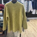 ふんわりした質感が魅力の秋冬ニット。ネイビー、グレー、ブルー、マスタードの4色展開。
