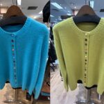 カラフルなボタンが並んだふんわり素材のカーディガン。