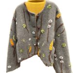 グレーの生地に立体的な草花模様があしらわれたふんわりジャケット