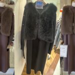 ファーベストとワンピースのアンサンブル。ふんわりとしたファー素材のベストを重ねた、クリスマスシーズンにおすすめの上品なコーディネート。