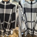 チェック柄のニットワンピース。寒い季節にあたたかく着られるシンプルなデザイン。