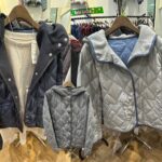 ネイビー、ライトグレー、グレーのキルトフードジャケット。