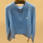 ブルーのダブルジップカーディガン、犬の刺繍が特徴的なデザイン。