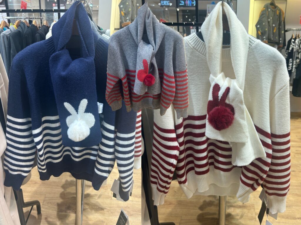 うさぎマフラー付のセーター。グレー、オフホワイト、ネイビーの3色。