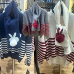 うさぎマフラー付のセーター。グレー、オフホワイト、ネイビーの３色。