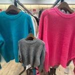 ピンク、エメラルド、グレーのシンプルなクルーネックニット