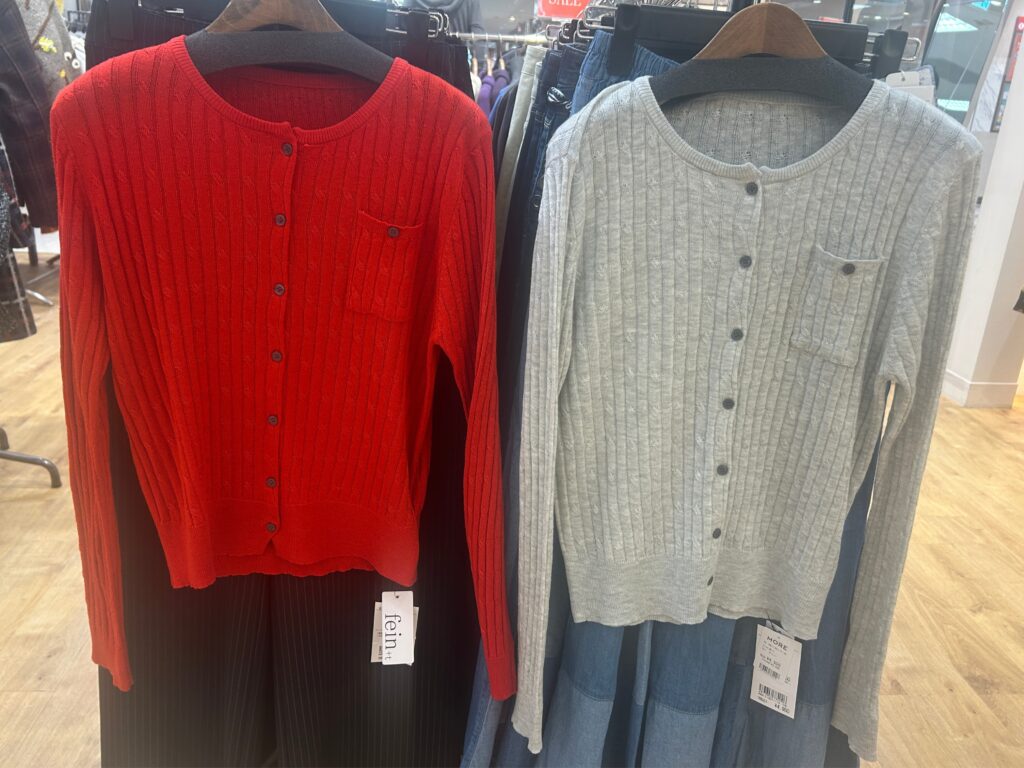 ケーブル編みの丸首カーディガン(赤、グレー)