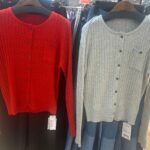 ケーブル編みの丸首カーディガン（赤、グレー）