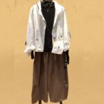 ブルゾンを主役に、シームレスラインカットソーとバレルパンツを合わせたコーデ