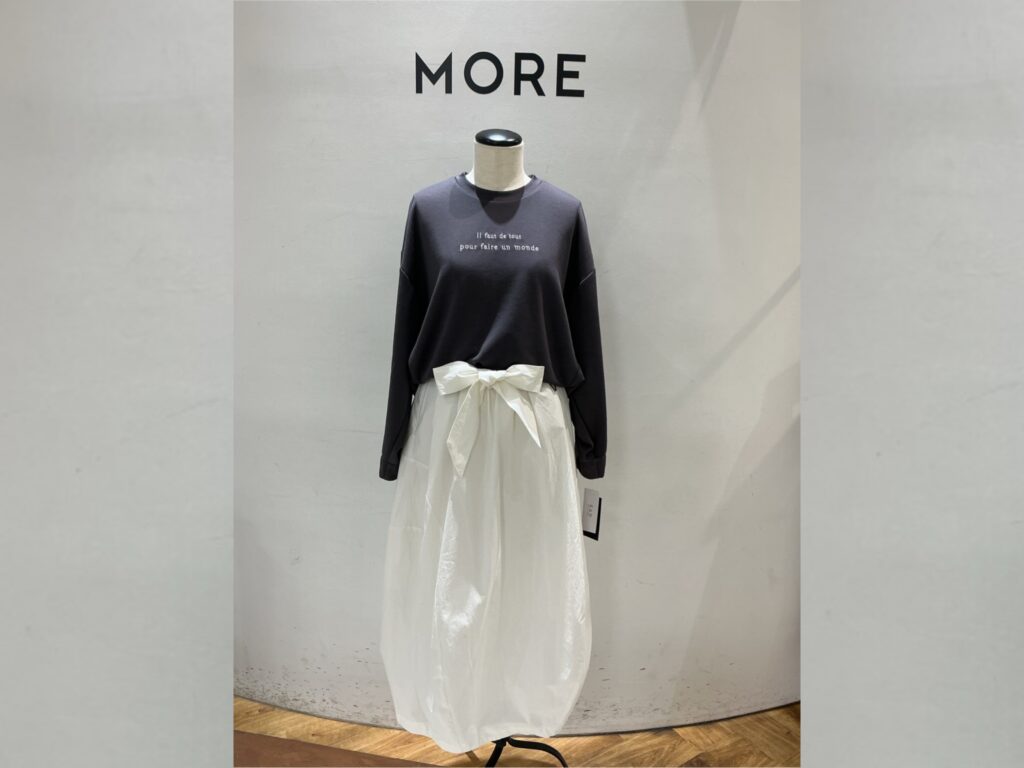 袖口がしぼれるダンボール素材の長袖カットソー