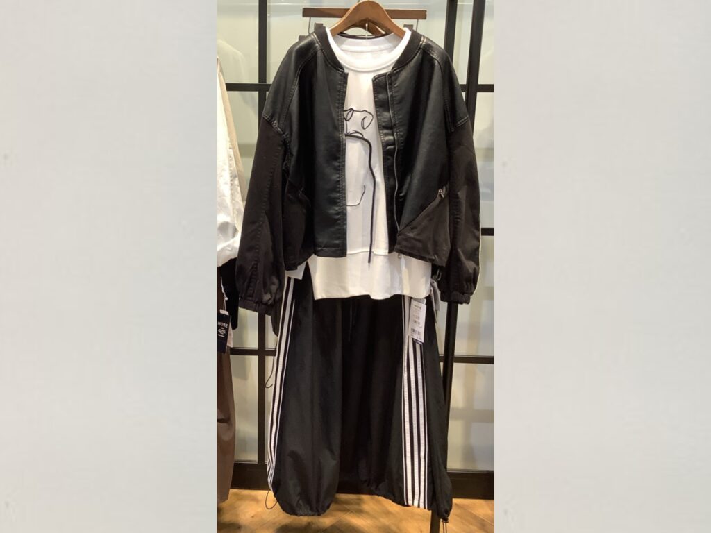 合皮ブラックジャケットを主役に、犬刺繍インナーとライン入りスカートを合わせたコーディネート