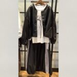 ブラック合皮ジャケットと犬刺繍インナーの冬コーデ