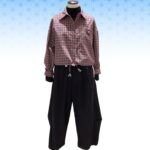 チェックシャツとバレルパンツを合わせたコーディネート