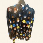 黒地にカラフルな女のひとの顔がプリントされた、長袖シャツ。