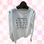 英文字モチーフのプルオーバー