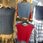 ケーブル編み丸首ニットベスト。サックス、ネイビー、赤の３色展開