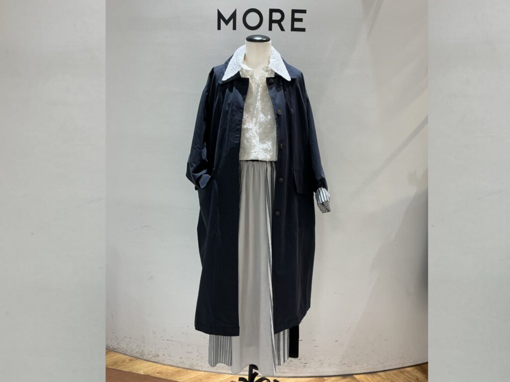 ネイビーのステンカラーダスターコートの春コーディネート