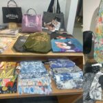 春のお出かけにぴったりな軽やかで明るいストールとバッグ