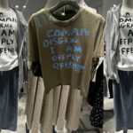 手書き風ロゴがプリントされたホワイトとチャコールのメッセージTシャツ