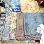 花柄やペイズリー柄など、淡い色合いの夏用冷感ストールが並んでいる様子