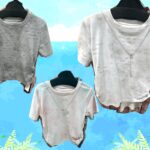 箔プリントの英字デザインと脇ギャザーがポイントのネックレス風アクセサリー付き半袖Tシャツ3色展開
