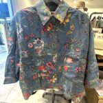 赤い花柄プリントが華やかなショート丈デニムシャツ