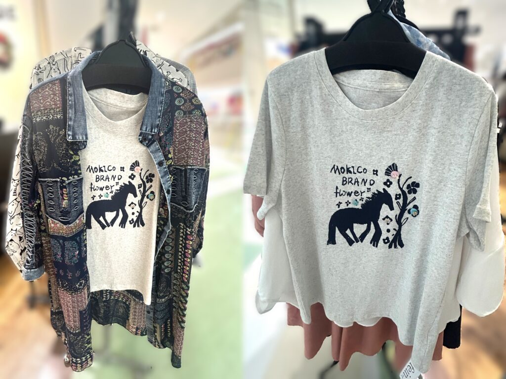 馬と樹木のイラストをプリントした綿スラブ素材の半袖Tシャツ