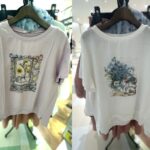 キラキラとしたラメプリントが施されたひまわり柄と青い花柄の半袖Tシャツ。