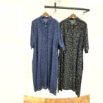 線が気の草花柄があしらわえた襟付きワンピース。カラーはネイビーとブラックの２色展開。