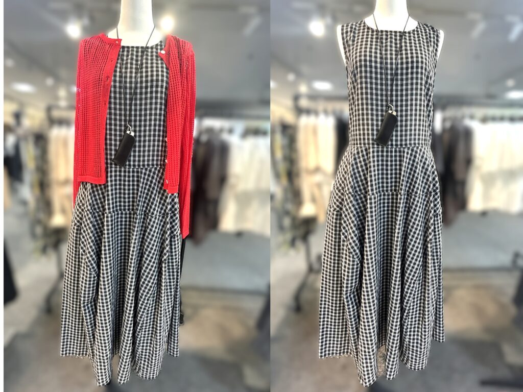 モノトーンのチェック柄ノースリーブワンピース。赤いカーディガンを合わせたコーディネートと、ワンピース単体の着用イメージ。