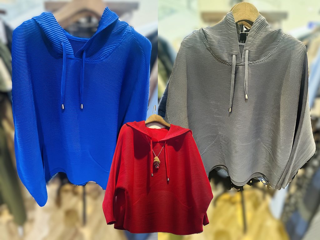 プリーツ素材のプルパーカー。グレー、アカ、ロイヤルブルー。