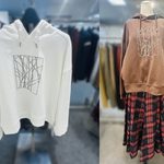 白とブラウンのフードパーカー。四角い窓の中に枝を描いたような線画デザインが特徴の、秋らしい大人カジュアルなアイテム。