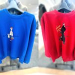 女性のイラストがデザインされた、遊び心のある長袖Tシャツ2種類。